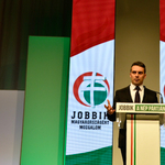 A Jobbik új trükkel törné meg Orbán örökös kormányfőségét