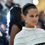 „A színész órákig ül meztelenül a szoba közepén” – a szexjelenetek forgatásáról beszélt Alicia Vikander