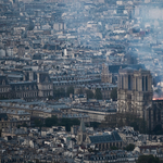 Drónfelvétel mutatja a lángoló Notre-Dame siralmas állapotát