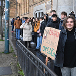 Élőlánccal indították a napot a budapesti Szent István Gimnázium diákjai