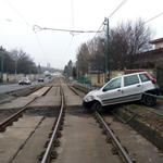 Autó került a sínekre - egy ideig nem járt az 59-es villamos (fotó)