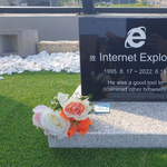 Vírusként terjed a neten az Internet Explorer sírkövéről készült fotó