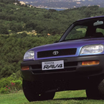 Hihetetlen, de idén már oldtimerek lehetnek az első Toyota RAV4-ek