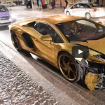 Szilveszter éjjel menőzött a Lamborghini sofőrje, baleset lett a vége – videó