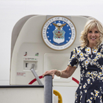 Jill Biden megkoszorúzta Ján Kuciak emlékművét Szlovákiában