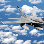 Tengerbe zuhant egy amerikai F/A-18-as harci repülőgép egy repülőgép-hordozó fedélzetéről