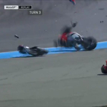 Videó: kettészakadt motorral ért földet a MotoGP-s versenyző