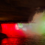 A magyar nemzeti színekben hullik alá a Niagara