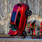 Miért dobál 30 méter magasból az aszfaltra új autókat a Volvo?