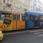 Fotó: Busz és villamos ütközött a Károly körúton