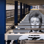 Itt a legkúlabb kiállítás-reklám: David Bowie a metróban