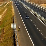 Videóra vették, ahogy a forgalommal szemben és kerékpárral haladnak az új M30-ason