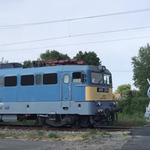 Videón, ahogy nyitott sorompónál érkezett meg a vonat Szeged közelében