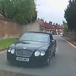 130 km/h-val karambolozott városon belül a Bentley, a vétlen sofőr tehetetlen volt – videó