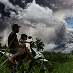 Kitört a Merapi, és hamuval szórta be a környéket – videók