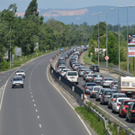 Hármas karambol volt az M7-esen, hatalmas a dugó a Balaton felé