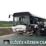 Előzés közben csapódott a buszba egy terepjáró