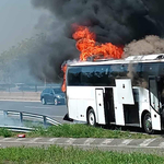 Kigyulladt és teljesen kiégett egy Volánbusz az M3-ason, egy sávot lezártak – fotók