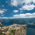 Lezuhant egy ember a félelmetes Preikestolen sziklaszirtről