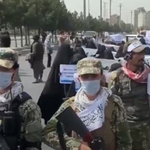 Tálib fegyveresek gyűrűjében tüntettek nők a tálibok mellett – videó