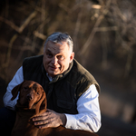 Orbán a kutyájával töltötte ki az állatvédelmi konzultációt, majd sepregetni ment