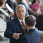 Fotón az Eb-döntőn telefont nyomkodó Orbán Viktor