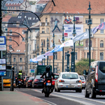 A tanártüntetések szimbólumaival lobogózták fel a Margit hidat