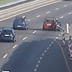 Videó: Elsodorta egy autó az M0-sra felhajtó motorost 