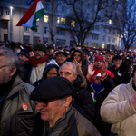 Rendőrök álltak fel a Kossuth téren maradt tüntetőkkel szemben