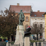 Mikulássapkákat tettek a pécsi szobrokra – fotók