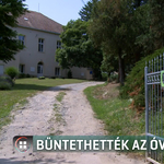 Felügyelet nélkül, félmeztelenül kizavarták a gyereket az óvoda folyosójára