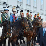 Fotó: Vicces huszárok trollkodták szét Harrach Péter díszszemléjét