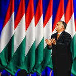 Orbán évértékelő: ma újra színpadra lép a fáradt tévés prédikátorba oltott Kádár János