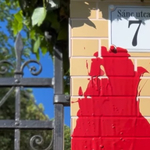 Vörös festékkel öntötték le a Szuverenitásvédelmi Hivatal villáját a Momentum képviselői