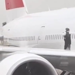 Fegyelmit kapnak a légiutas-kísérők, akik egy Boeing 777-es szárnyán fotózkodtak – videó