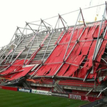 Összeomlott egy holland stadion: emberek a romok alatt