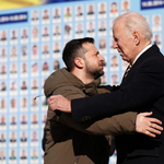 Még a beavatott újságíróktól is elvették a telefont Biden szupertitkos kijevi útján 