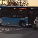 Simán bement Csepelen a körforgalomba az autós, ahol már jött a busz – videó