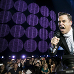 Egy hónap múlva jön Robbie Williams új lemeze – videó