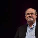 Salman Rushdie megőrizte a humorérzékét, mondja a fia