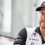 Valtteri Bottas nem fél a saját bőrét vásárra vinni – akkor sem, ha meztelen