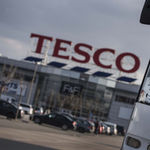 Óriási pofont kaphat a Tesco Nagy-Britanniában, többévnyi profitot bukhat el