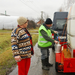 Elfagyott a vezeték, lajtoskocsi adja a vizet a faluban