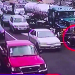 Piros lámpánál állt be a sor elejére a motoros, de nagyon rossz ötlet volt – videó