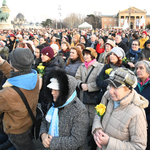 Virág helyett jogokat - sárga rózsás nőnapi demonstráció a Hősök terén