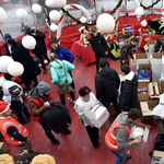 Ma este bezár a Mikulásgyár, száz tonna adomány gyűlt össze