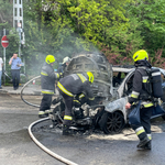 Kigyulladt, és hatalmas lángokkal égett egy Mercedes a Pusztaszeri úton