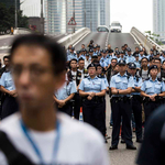 Százezer nyugdíjas tüntetett Hongkongban a városvezetés mellett