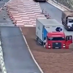Ijesztő helyzetben vizsgázott jól két kamionos és a sóderágy – videó