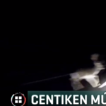 Centiken múlt, hogy nem okozott tragikus balesetet egy szarvas - videó